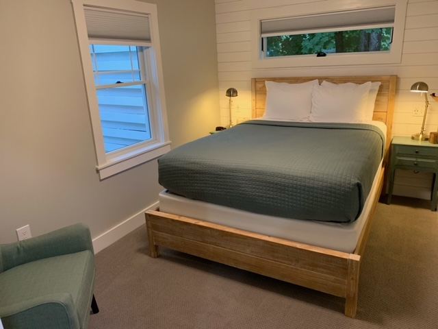 Queen bedroom in Ash Cottage