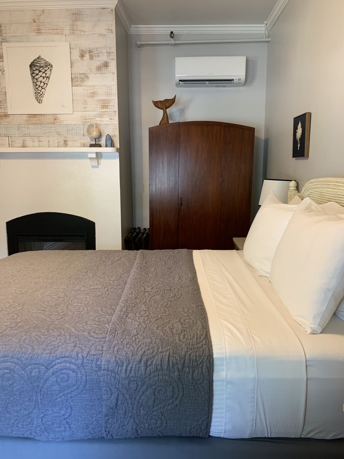 Driftwood queen guest room